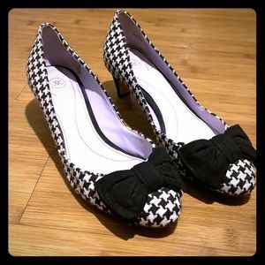 Johnston & Murphy houndstooth heels w bow